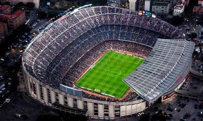 Những sân vận động nổi tiếng với kích thước đặc biệt